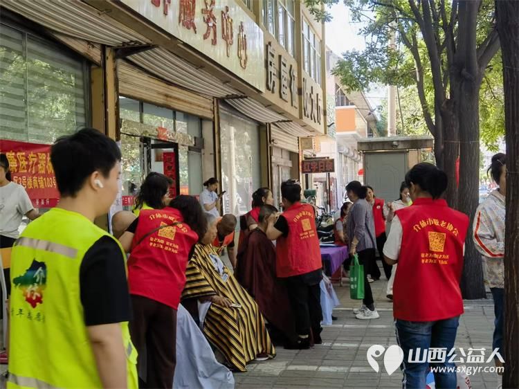 志愿服务进社区健康活动暖人心----2026年6月10日介休市敬老协会走进介休市北坛街道花园街社区为社区所有老人爱心理发义诊让社区充满温情与暖意 - 第6张 - 山西公益人 志愿服务进社区健康活动暖人心----2026年6月10日介休市敬老协会走进介休市北坛街道花园街社区为社区所有老人爱心理发义诊让社区充满温情与暖意 - 第6张