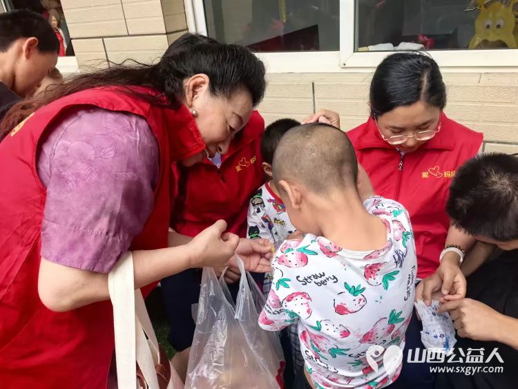 暖心相伴关爱同行守护特殊儿童纯真童年----长治市爱心妈妈志愿服务协会走进启明星智障儿童托养中心开展爱心帮扶活动捐助现金3000元个人捐助现金1000元及各种生活物资 - 第15张