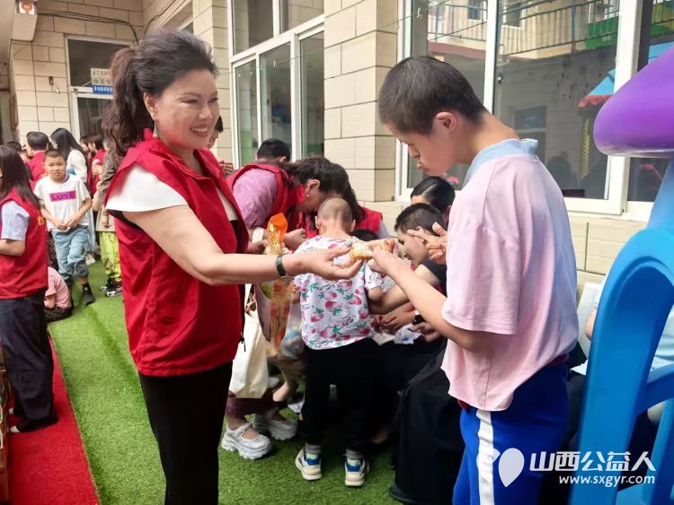 暖心相伴关爱同行守护特殊儿童纯真童年----长治市爱心妈妈志愿服务协会走进启明星智障儿童托养中心开展爱心帮扶活动捐助现金3000元个人捐助现金1000元及各种生活物资 - 第16张