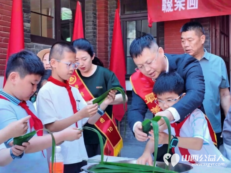 端午话初心忆苦思甜致敬英雄----杏花岭区开展红色端午主题活动杏花岭区青年志愿者协会携手各公益团队体验包粽子民俗送往辖区的高龄老人家中为他们送上节日祝福 - 第11张
