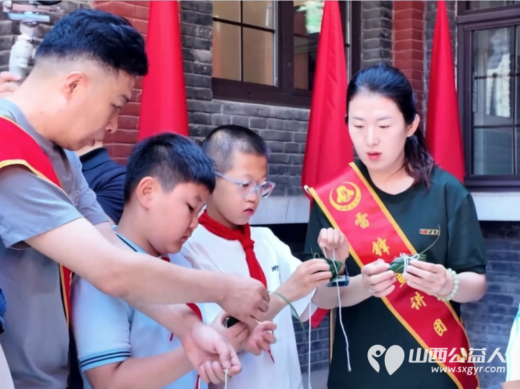 端午话初心忆苦思甜致敬英雄----杏花岭区开展红色端午主题活动杏花岭区青年志愿者协会携手各公益团队体验包粽子民俗送往辖区的高龄老人家中为他们送上节日祝福 - 第10张