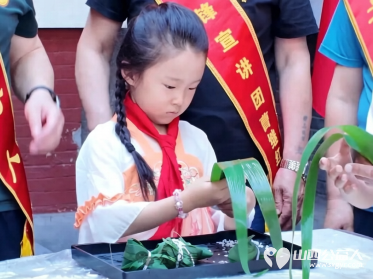 端午话初心忆苦思甜致敬英雄----杏花岭区开展红色端午主题活动杏花岭区青年志愿者协会携手各公益团队体验包粽子民俗送往辖区的高龄老人家中为他们送上节日祝福 - 第8张