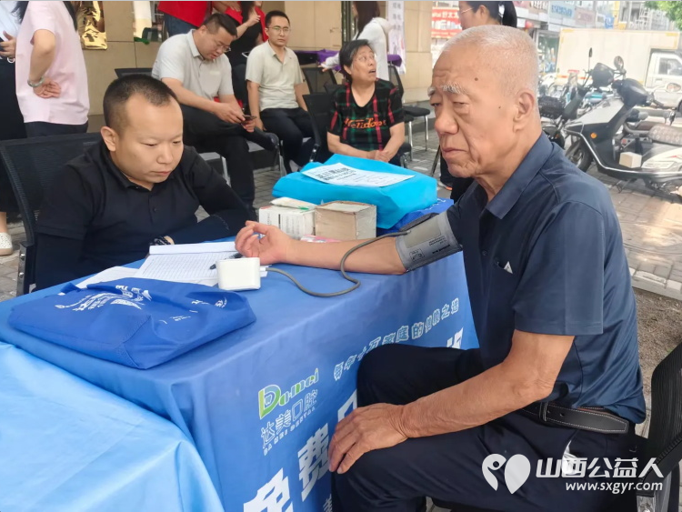 介休市敬老协会2026年6月12日组织志愿者在介休市东南街道水门南街社区为社区所有老人爱心理发义诊力行助老之举让美好与温暖萦绕每一位长者 - 第14张 - 山西公益人 介休市敬老协会2026年6月12日组织志愿者在介休市东南街道水门南街社区为社区所有老人爱心理发义诊力行助老之举让美好与温暖萦绕每一位长者 - 第14张