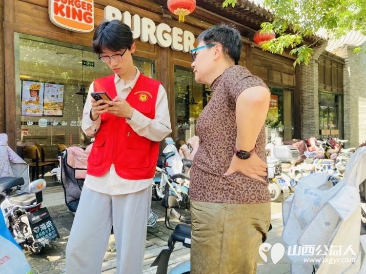 忻州市心连心志愿服务队暖心开展非遗便民服务热情向过往市民游客普及文化和自然遗产保护知识讲解忻州古城历史底蕴与本土非遗特色为文明忻州增添了一抹温暖靓丽的志愿红 - 第6张 - 山西公益人 忻州市心连心志愿服务队暖心开展非遗便民服务热情向过往市民游客普及文化和自然遗产保护知识讲解忻州古城历史底蕴与本土非遗特色为文明忻州增添了一抹温暖靓丽的志愿红 - 第6张