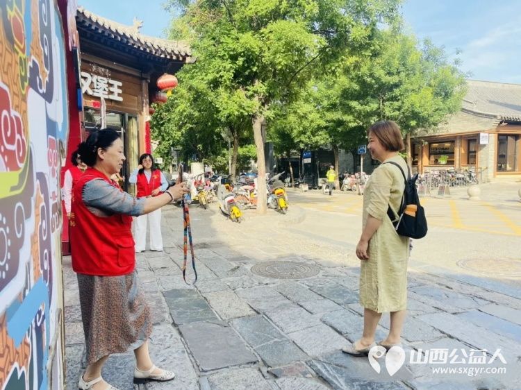 忻州市心连心志愿服务队暖心开展非遗便民服务热情向过往市民游客普及文化和自然遗产保护知识讲解忻州古城历史底蕴与本土非遗特色为文明忻州增添了一抹温暖靓丽的志愿红 - 第3张 - 山西公益人 忻州市心连心志愿服务队暖心开展非遗便民服务热情向过往市民游客普及文化和自然遗产保护知识讲解忻州古城历史底蕴与本土非遗特色为文明忻州增添了一抹温暖靓丽的志愿红 - 第3张