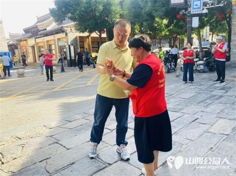 忻州市心连心志愿服务队暖心开展非遗便民服务热情向过往市民游客普及文化和自然遗产保护知识讲解忻州古城历史底蕴与本土非遗特色为文明忻州增添了一抹温暖靓丽的志愿红 - 第5张 - 山西公益人 忻州市心连心志愿服务队暖心开展非遗便民服务热情向过往市民游客普及文化和自然遗产保护知识讲解忻州古城历史底蕴与本土非遗特色为文明忻州增添了一抹温暖靓丽的志愿红 - 第5张