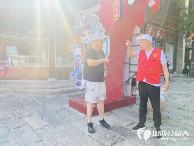 忻州市心连心志愿服务队暖心开展非遗便民服务热情向过往市民游客普及文化和自然遗产保护知识讲解忻州古城历史底蕴与本土非遗特色为文明忻州增添了一抹温暖靓丽的志愿红 - 第4张 - 山西公益人 忻州市心连心志愿服务队暖心开展非遗便民服务热情向过往市民游客普及文化和自然遗产保护知识讲解忻州古城历史底蕴与本土非遗特色为文明忻州增添了一抹温暖靓丽的志愿红 - 第4张