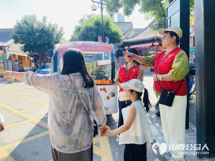 忻州市心连心志愿服务队暖心开展非遗便民服务热情向过往市民游客普及文化和自然遗产保护知识讲解忻州古城历史底蕴与本土非遗特色为文明忻州增添了一抹温暖靓丽的志愿红 - 第9张 - 山西公益人 忻州市心连心志愿服务队暖心开展非遗便民服务热情向过往市民游客普及文化和自然遗产保护知识讲解忻州古城历史底蕴与本土非遗特色为文明忻州增添了一抹温暖靓丽的志愿红 - 第9张