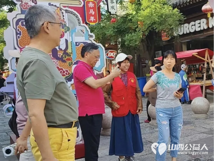 忻州市心连心志愿服务队暖心开展非遗便民服务热情向过往市民游客普及文化和自然遗产保护知识讲解忻州古城历史底蕴与本土非遗特色为文明忻州增添了一抹温暖靓丽的志愿红 - 第2张 - 山西公益人 忻州市心连心志愿服务队暖心开展非遗便民服务热情向过往市民游客普及文化和自然遗产保护知识讲解忻州古城历史底蕴与本土非遗特色为文明忻州增添了一抹温暖靓丽的志愿红 - 第2张
