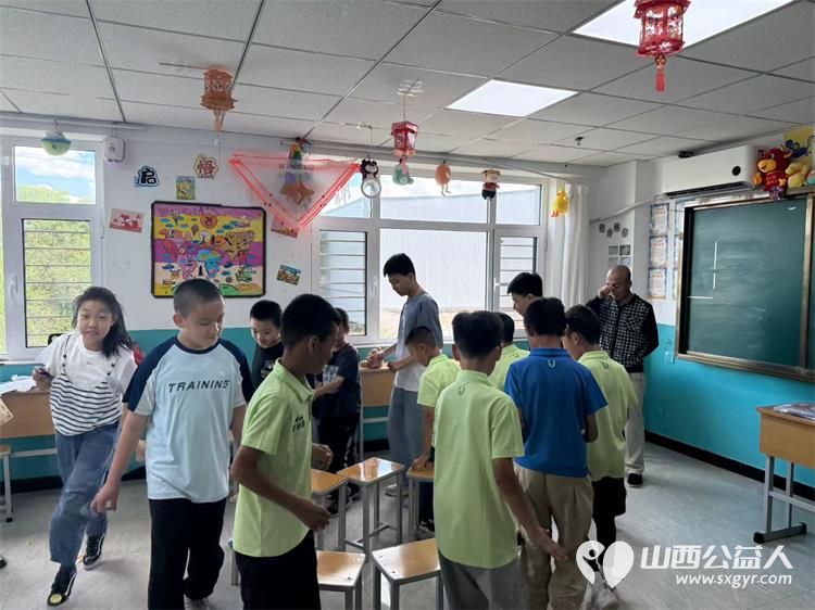 太原天悦足球俱乐部的小球员们来太原市灵星社区服务中心观摩体验星娃的训练生活 - 第5张 - 山西公益人 太原天悦足球俱乐部的小球员们来太原市灵星社区服务中心观摩体验星娃的训练生活 - 第5张
