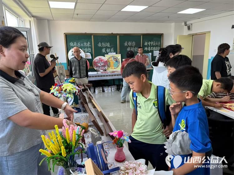 太原天悦足球俱乐部的小球员们来太原市灵星社区服务中心观摩体验星娃的训练生活 - 第8张 - 山西公益人 太原天悦足球俱乐部的小球员们来太原市灵星社区服务中心观摩体验星娃的训练生活 - 第8张