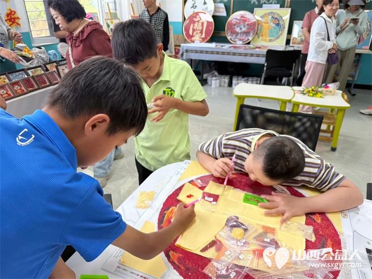 太原天悦足球俱乐部的小球员们来太原市灵星社区服务中心观摩体验星娃的训练生活 - 第7张 - 山西公益人 太原天悦足球俱乐部的小球员们来太原市灵星社区服务中心观摩体验星娃的训练生活 - 第7张