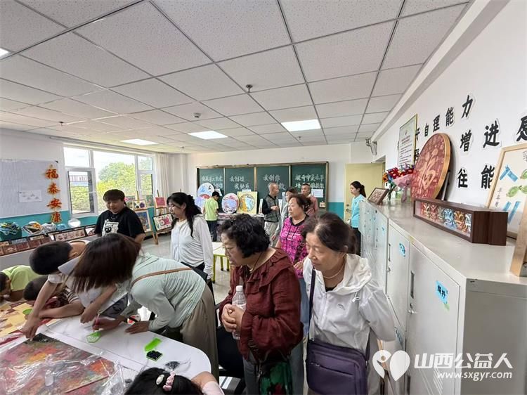 太原天悦足球俱乐部的小球员们来太原市灵星社区服务中心观摩体验星娃的训练生活 - 第9张 - 山西公益人 太原天悦足球俱乐部的小球员们来太原市灵星社区服务中心观摩体验星娃的训练生活 - 第9张