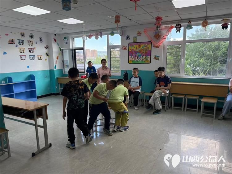 太原天悦足球俱乐部的小球员们来太原市灵星社区服务中心观摩体验星娃的训练生活 - 第4张 - 山西公益人 太原天悦足球俱乐部的小球员们来太原市灵星社区服务中心观摩体验星娃的训练生活 - 第4张
