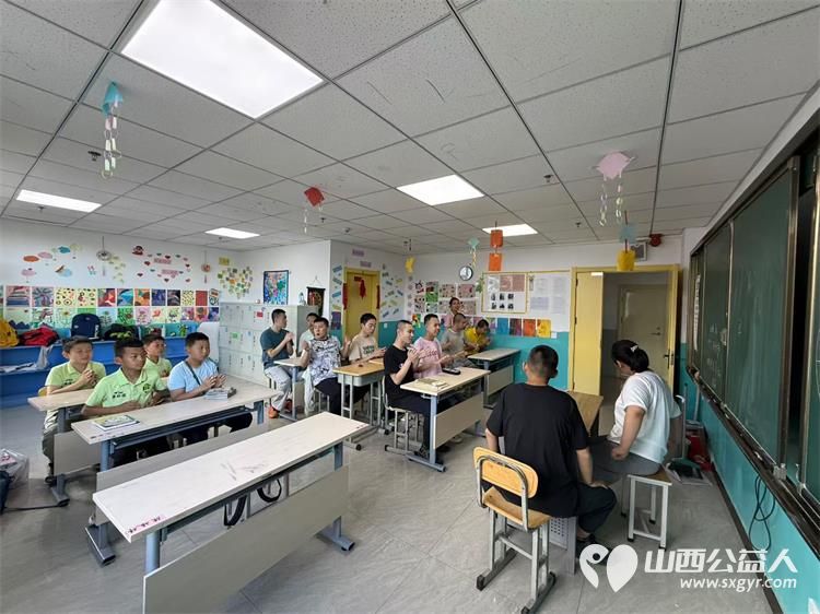 太原天悦足球俱乐部的小球员们来太原市灵星社区服务中心观摩体验星娃的训练生活 - 第2张 - 山西公益人 太原天悦足球俱乐部的小球员们来太原市灵星社区服务中心观摩体验星娃的训练生活 - 第2张