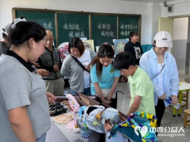 太原天悦足球俱乐部的小球员们来太原市灵星社区服务中心观摩体验星娃的训练生活 - 第6张 - 山西公益人 太原天悦足球俱乐部的小球员们来太原市灵星社区服务中心观摩体验星娃的训练生活 - 第6张