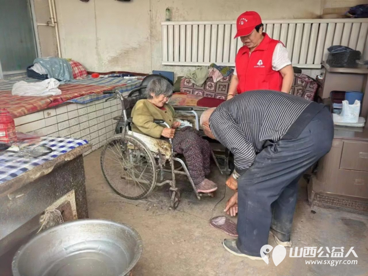 端午送温情公益暖桑榆----忻州阳光爱心公益团队走进旭来街办事处前秦村、泡池村走访慰问乡村老人带来大米白面猪肉鸡蛋牛奶还有端午应节的粽子 - 第8张