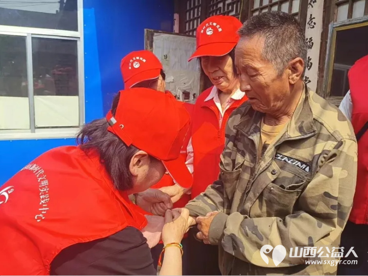 端午送温情公益暖桑榆----忻州阳光爱心公益团队走进旭来街办事处前秦村、泡池村走访慰问乡村老人带来大米白面猪肉鸡蛋牛奶还有端午应节的粽子 - 第6张