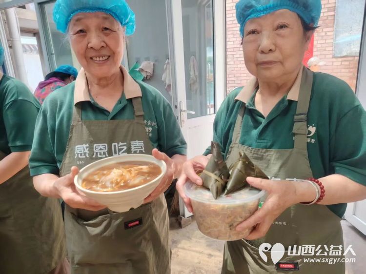 粽香裹寿桃温情满雨花----长治市小雨点公益思源组端午特别活动走进长治市雨花斋二部开展了一场别开生面的提前过端午免费供餐活动 - 第2张 - 山西公益人 粽香裹寿桃温情满雨花----长治市小雨点公益思源组端午特别活动走进长治市雨花斋二部开展了一场别开生面的提前过端午免费供餐活动 - 第2张