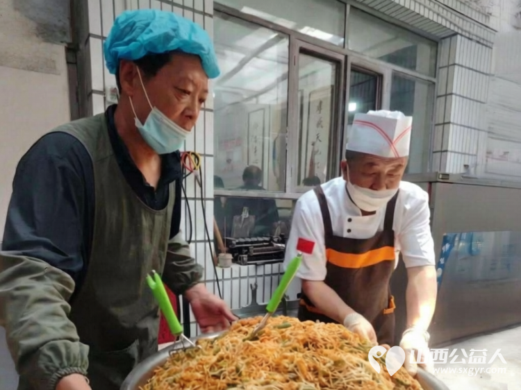 粽香裹寿桃温情满雨花----长治市小雨点公益思源组端午特别活动走进长治市雨花斋二部开展了一场别开生面的提前过端午免费供餐活动 - 第6张 - 山西公益人 粽香裹寿桃温情满雨花----长治市小雨点公益思源组端午特别活动走进长治市雨花斋二部开展了一场别开生面的提前过端午免费供餐活动 - 第6张