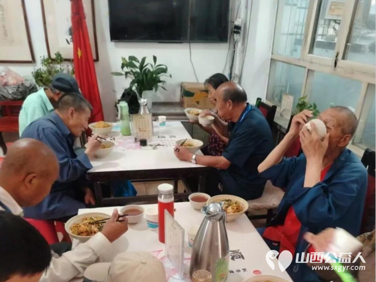粽香裹寿桃温情满雨花----长治市小雨点公益思源组端午特别活动走进长治市雨花斋二部开展了一场别开生面的提前过端午免费供餐活动 - 第16张 - 山西公益人 粽香裹寿桃温情满雨花----长治市小雨点公益思源组端午特别活动走进长治市雨花斋二部开展了一场别开生面的提前过端午免费供餐活动 - 第16张