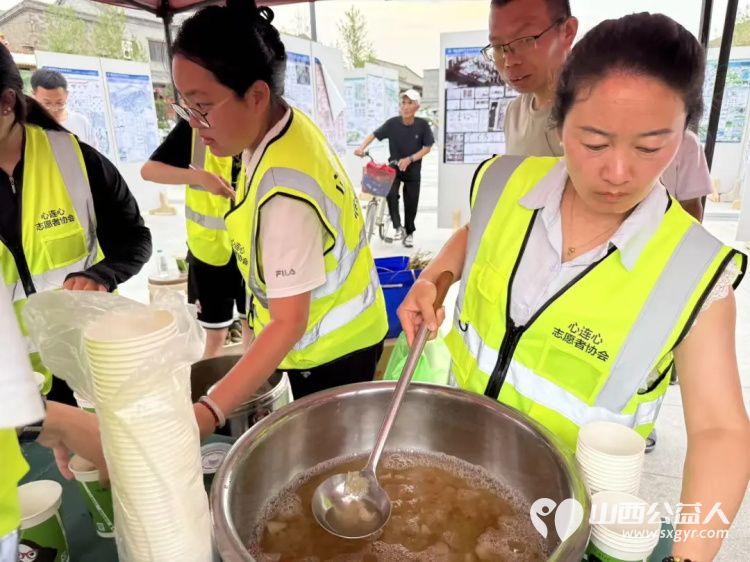 五月端午志愿忙｜晋中市太谷区心连心志愿者协会端午节联合协成乾客栈、鼓楼社区在太谷古县衙前广场、协成乾(协会古城驿站)精心熬制银耳雪梨汤开展端午送清凉公益活动 - 第1张