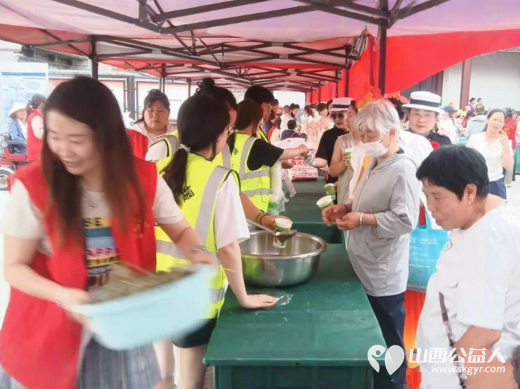 五月端午志愿忙｜晋中市太谷区心连心志愿者协会端午节联合协成乾客栈、鼓楼社区在太谷古县衙前广场、协成乾(协会古城驿站)精心熬制银耳雪梨汤开展端午送清凉公益活动 - 第12张