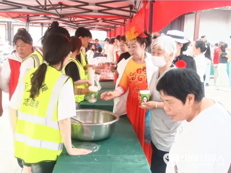 五月端午志愿忙｜晋中市太谷区心连心志愿者协会端午节联合协成乾客栈、鼓楼社区在太谷古县衙前广场、协成乾(协会古城驿站)精心熬制银耳雪梨汤开展端午送清凉公益活动 - 第9张