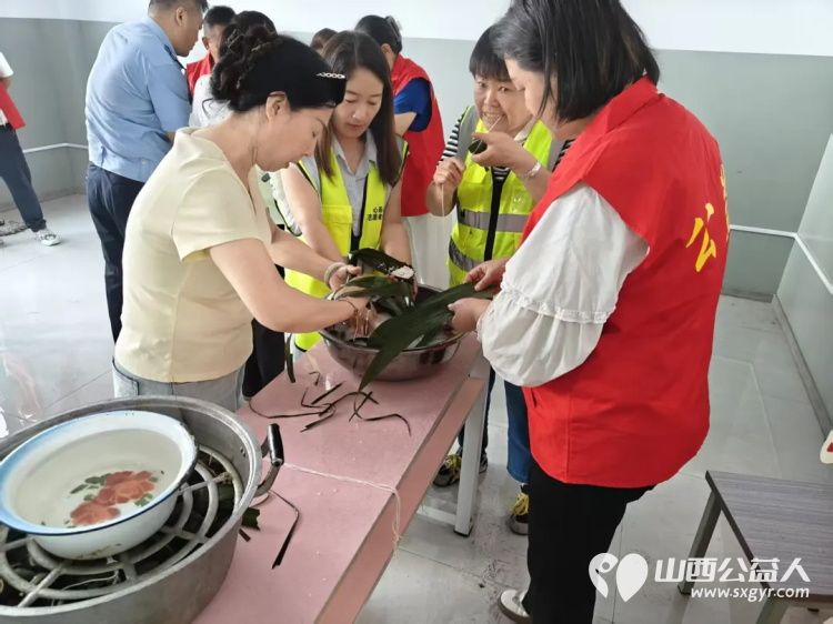 晋中市太谷区心连心志愿者协会联合太谷区司法局、太谷区妇女联合会、太谷区人民法院举办包粽子活动彰显本土志愿组织的责任与担当 - 第3张 - 山西公益人 晋中市太谷区心连心志愿者协会联合太谷区司法局、太谷区妇女联合会、太谷区人民法院举办包粽子活动彰显本土志愿组织的责任与担当 - 第3张