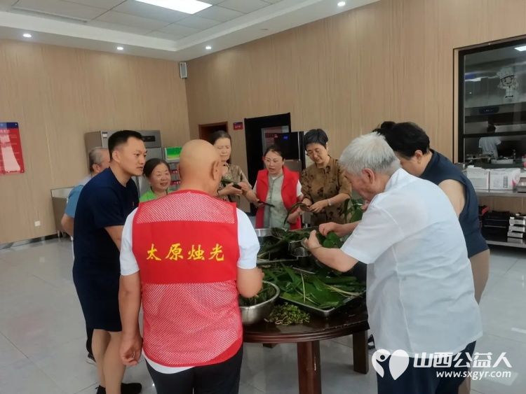 粽叶飘香迎端午温情相伴暖人心----太原市烛光志愿服务中心联合小北关社区走进胜利街消防救援大队开展阳光陪伴与爱同行端午联谊活动志愿者爱心人士特殊家庭长辈与消防救援人员共迎端午佳节 - 第20张