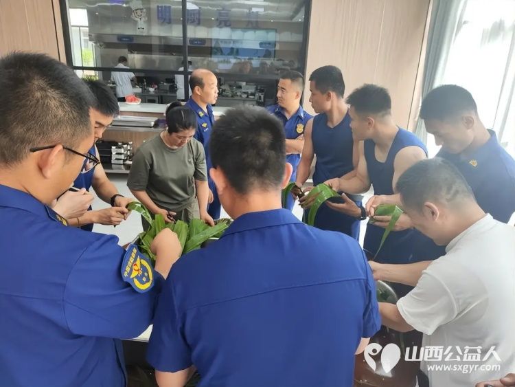 粽叶飘香迎端午温情相伴暖人心----太原市烛光志愿服务中心联合小北关社区走进胜利街消防救援大队开展阳光陪伴与爱同行端午联谊活动志愿者爱心人士特殊家庭长辈与消防救援人员共迎端午佳节 - 第9张