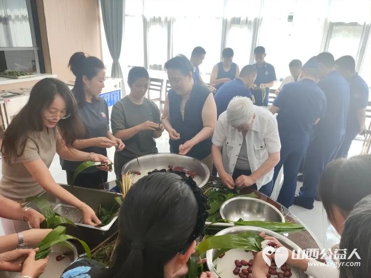 粽叶飘香迎端午温情相伴暖人心----太原市烛光志愿服务中心联合小北关社区走进胜利街消防救援大队开展阳光陪伴与爱同行端午联谊活动志愿者爱心人士特殊家庭长辈与消防救援人员共迎端午佳节 - 第18张