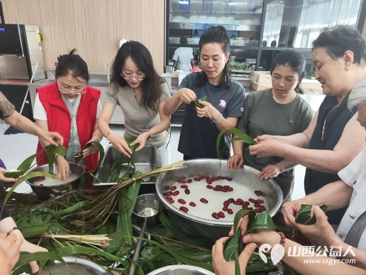 粽叶飘香迎端午温情相伴暖人心----太原市烛光志愿服务中心联合小北关社区走进胜利街消防救援大队开展阳光陪伴与爱同行端午联谊活动志愿者爱心人士特殊家庭长辈与消防救援人员共迎端午佳节 - 第19张
