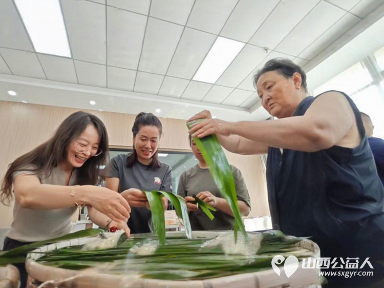 粽叶飘香迎端午温情相伴暖人心----太原市烛光志愿服务中心联合小北关社区走进胜利街消防救援大队开展阳光陪伴与爱同行端午联谊活动志愿者爱心人士特殊家庭长辈与消防救援人员共迎端午佳节 - 第21张