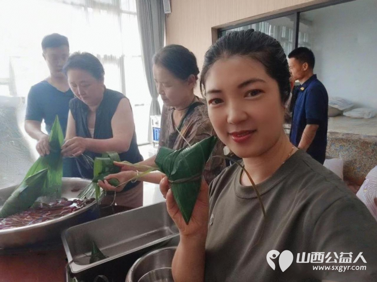 粽叶飘香迎端午温情相伴暖人心----太原市烛光志愿服务中心联合小北关社区走进胜利街消防救援大队开展阳光陪伴与爱同行端午联谊活动志愿者爱心人士特殊家庭长辈与消防救援人员共迎端午佳节 - 第13张