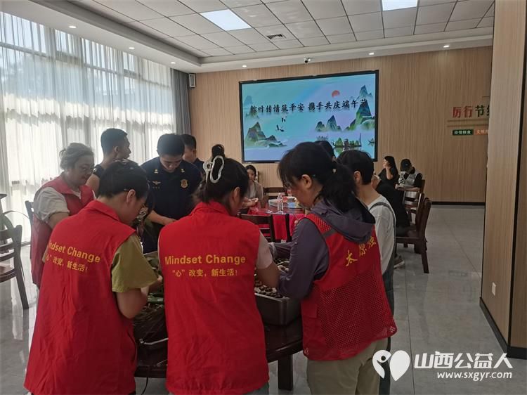 粽叶飘香迎端午温情相伴暖人心----太原市烛光志愿服务中心联合小北关社区走进胜利街消防救援大队开展阳光陪伴与爱同行端午联谊活动志愿者爱心人士特殊家庭长辈与消防救援人员共迎端午佳节 - 第17张