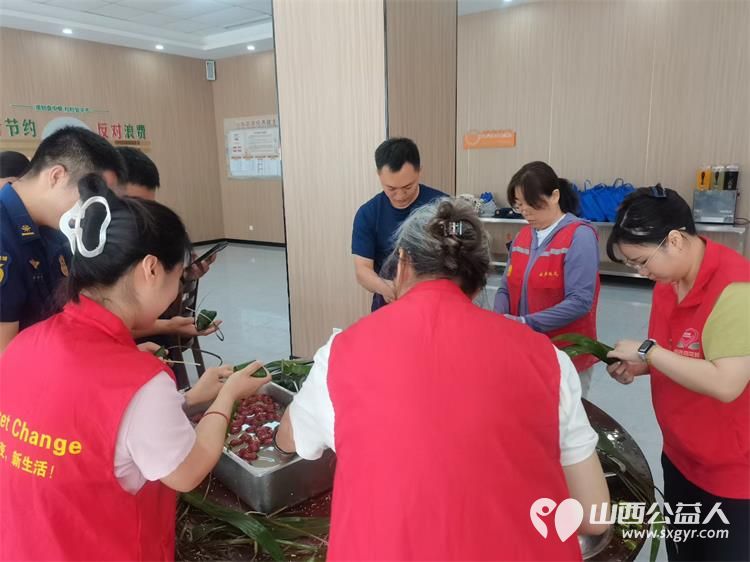 粽叶飘香迎端午温情相伴暖人心----太原市烛光志愿服务中心联合小北关社区走进胜利街消防救援大队开展阳光陪伴与爱同行端午联谊活动志愿者爱心人士特殊家庭长辈与消防救援人员共迎端午佳节 - 第15张