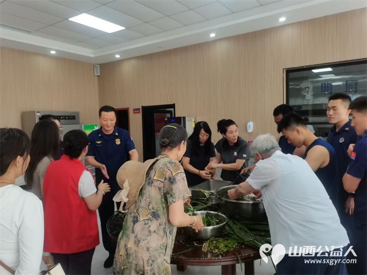 粽叶飘香迎端午温情相伴暖人心----太原市烛光志愿服务中心联合小北关社区走进胜利街消防救援大队开展阳光陪伴与爱同行端午联谊活动志愿者爱心人士特殊家庭长辈与消防救援人员共迎端午佳节 - 第16张