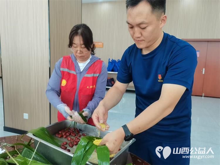粽叶飘香迎端午温情相伴暖人心----太原市烛光志愿服务中心联合小北关社区走进胜利街消防救援大队开展阳光陪伴与爱同行端午联谊活动志愿者爱心人士特殊家庭长辈与消防救援人员共迎端午佳节 - 第11张
