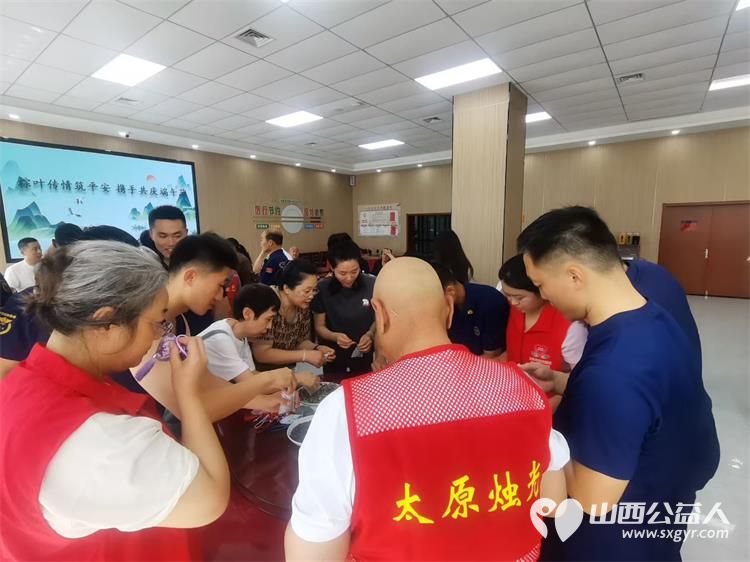 粽叶飘香迎端午温情相伴暖人心----太原市烛光志愿服务中心联合小北关社区走进胜利街消防救援大队开展阳光陪伴与爱同行端午联谊活动志愿者爱心人士特殊家庭长辈与消防救援人员共迎端午佳节 - 第14张