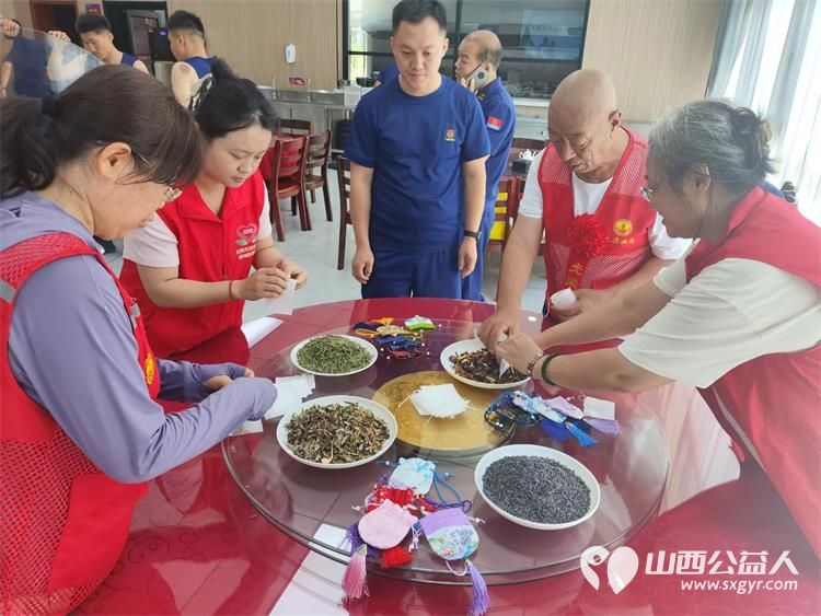 粽叶飘香迎端午温情相伴暖人心----太原市烛光志愿服务中心联合小北关社区走进胜利街消防救援大队开展阳光陪伴与爱同行端午联谊活动志愿者爱心人士特殊家庭长辈与消防救援人员共迎端午佳节 - 第23张