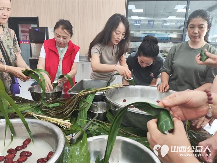 粽叶飘香迎端午温情相伴暖人心----太原市烛光志愿服务中心联合小北关社区走进胜利街消防救援大队开展阳光陪伴与爱同行端午联谊活动志愿者爱心人士特殊家庭长辈与消防救援人员共迎端午佳节 - 第12张
