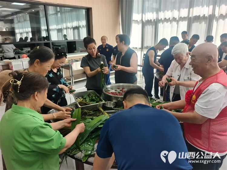 粽叶飘香迎端午温情相伴暖人心----太原市烛光志愿服务中心联合小北关社区走进胜利街消防救援大队开展阳光陪伴与爱同行端午联谊活动志愿者爱心人士特殊家庭长辈与消防救援人员共迎端午佳节 - 第7张