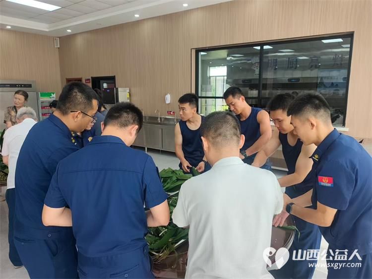 粽叶飘香迎端午温情相伴暖人心----太原市烛光志愿服务中心联合小北关社区走进胜利街消防救援大队开展阳光陪伴与爱同行端午联谊活动志愿者爱心人士特殊家庭长辈与消防救援人员共迎端午佳节 - 第8张