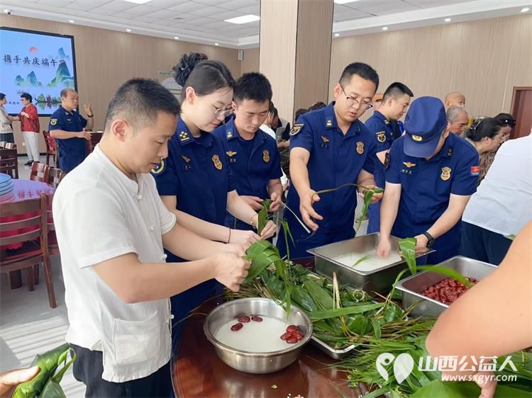 粽叶飘香迎端午温情相伴暖人心----太原市烛光志愿服务中心联合小北关社区走进胜利街消防救援大队开展阳光陪伴与爱同行端午联谊活动志愿者爱心人士特殊家庭长辈与消防救援人员共迎端午佳节 - 第6张