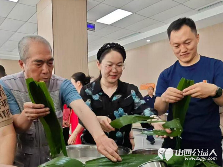 粽叶飘香迎端午温情相伴暖人心----太原市烛光志愿服务中心联合小北关社区走进胜利街消防救援大队开展阳光陪伴与爱同行端午联谊活动志愿者爱心人士特殊家庭长辈与消防救援人员共迎端午佳节 - 第10张