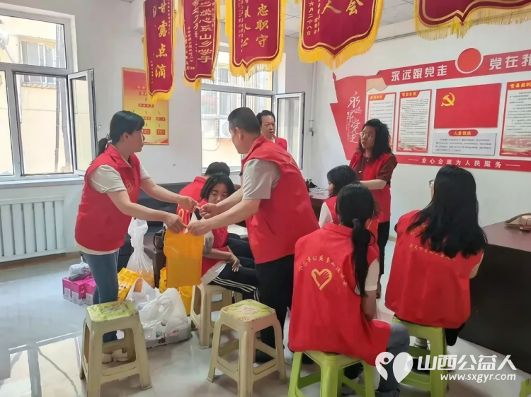 介休市公益事业促进会举办粽香迎端午·红心庆七一双节主题公益活动表彰了优秀志愿者慰问了8户居民赠送粽子米面油羊奶粉等爱心物资共同为困难群体筑牢温嗳防线 - 第4张 - 山西公益人 介休市公益事业促进会举办粽香迎端午·红心庆七一双节主题公益活动表彰了优秀志愿者慰问了8户居民赠送粽子米面油羊奶粉等爱心物资共同为困难群体筑牢温嗳防线 - 第4张