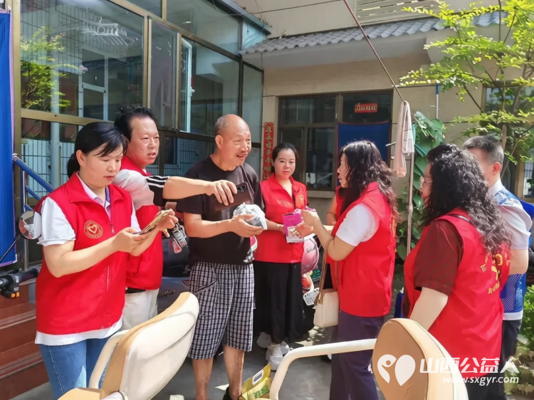 介休市公益事业促进会举办粽香迎端午·红心庆七一双节主题公益活动表彰了优秀志愿者慰问了8户居民赠送粽子米面油羊奶粉等爱心物资共同为困难群体筑牢温嗳防线 - 第6张 - 山西公益人 介休市公益事业促进会举办粽香迎端午·红心庆七一双节主题公益活动表彰了优秀志愿者慰问了8户居民赠送粽子米面油羊奶粉等爱心物资共同为困难群体筑牢温嗳防线 - 第6张