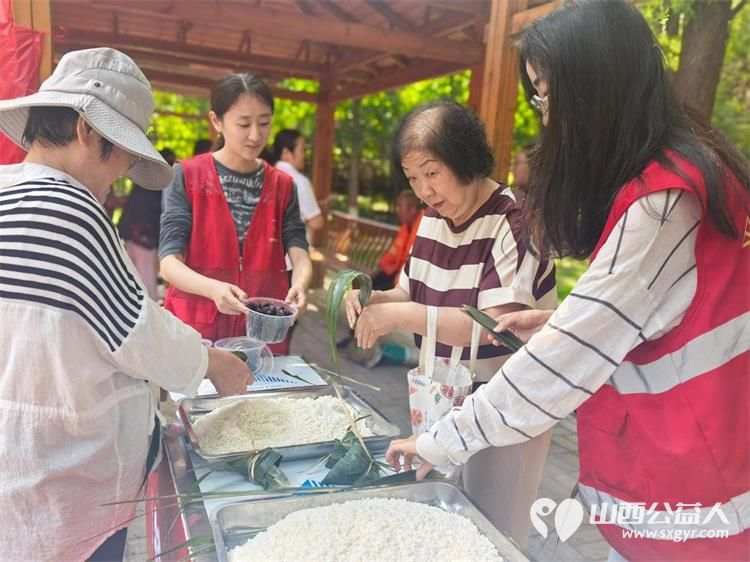 粽叶飘香迎端午同心和睦一家亲----太原市平阳路街道文华苑社区新时代文明实践站、文华苑物业、爱心商店贡天下共同开展端午包粽子主题公益活动营造友爱互助的美好社区氛围 - 第5张