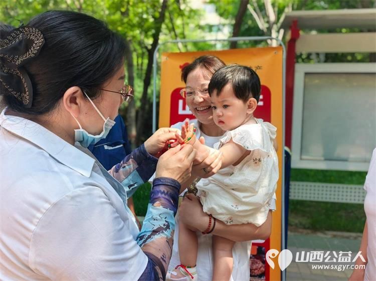 粽叶飘香迎端午同心和睦一家亲----太原市平阳路街道文华苑社区新时代文明实践站、文华苑物业、爱心商店贡天下共同开展端午包粽子主题公益活动营造友爱互助的美好社区氛围 - 第4张